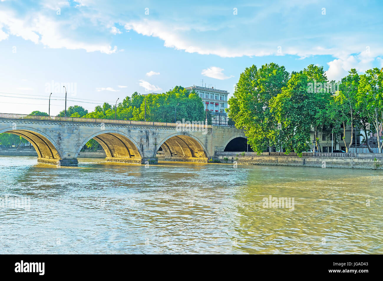 Der Blick auf den alten gewölbten Saarbrücken Brücke über Kura, Tiflis, Georgien. Stockfoto