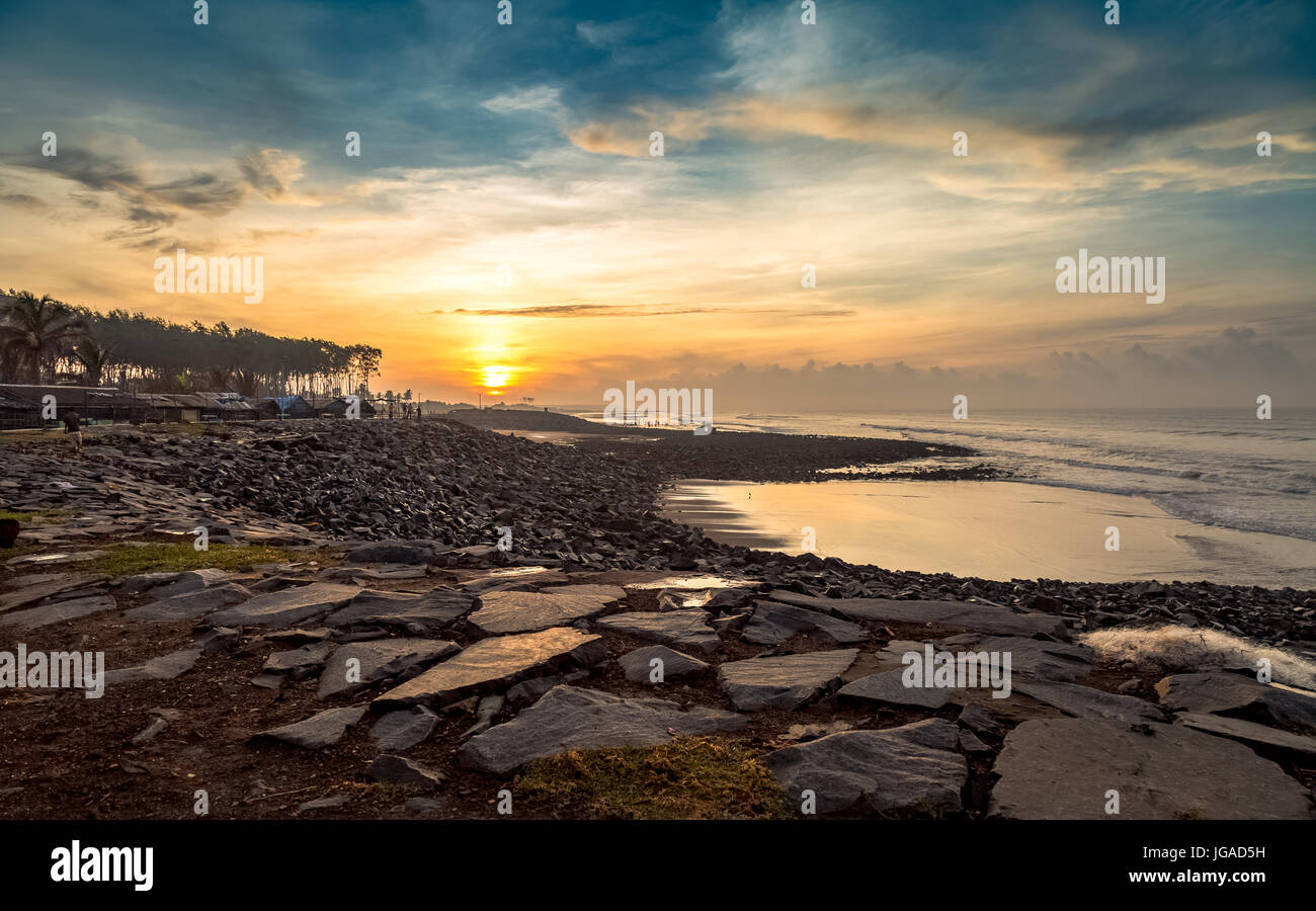 Indische Strand Sonnenaufgang mit Moody Himmel und Blick auf den Strand Stockfoto