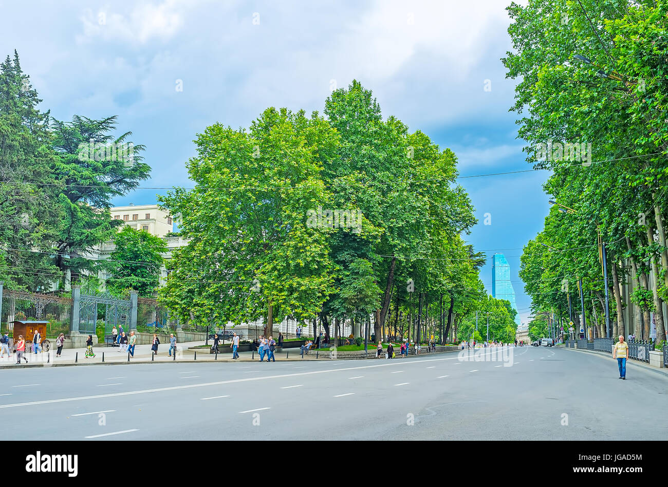 Tiflis, Georgien - Juni 2, 2016: die leere Straße in shota Rustaveli Avenue mit üppigen Grün der Bäume auf beiden Seiten, am 2. Juni in Tbilissi. Stockfoto