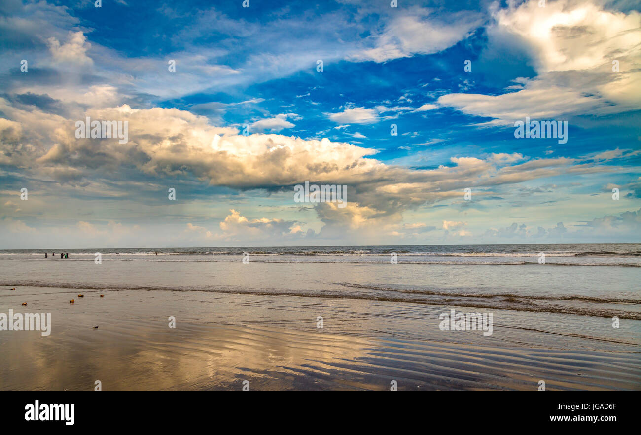 Moody Himmel mit cloudscapes über indische Meer Strand Stockfoto