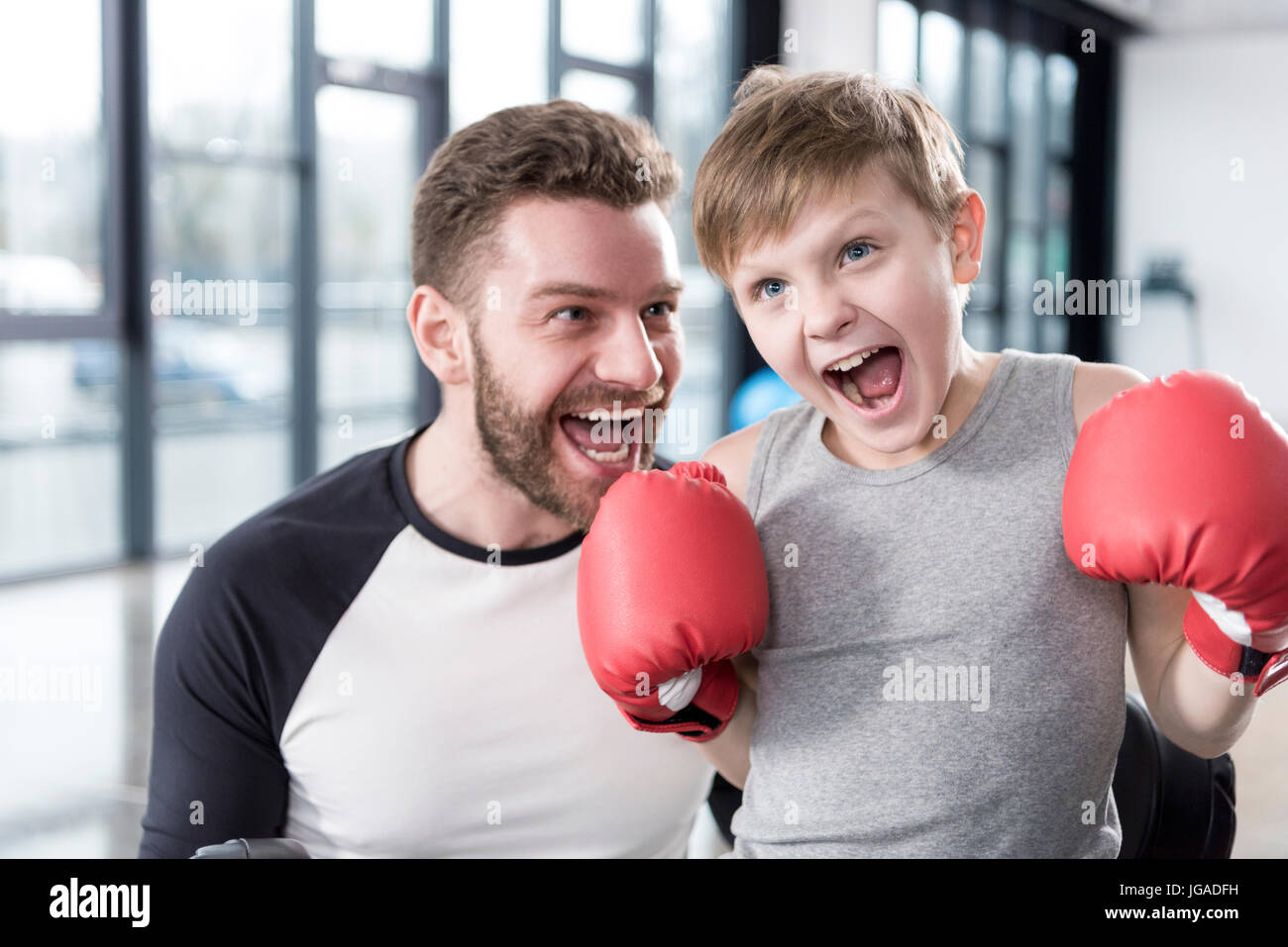 Begeistert junge Boxer mit seinem Trainer beim training Stockfoto