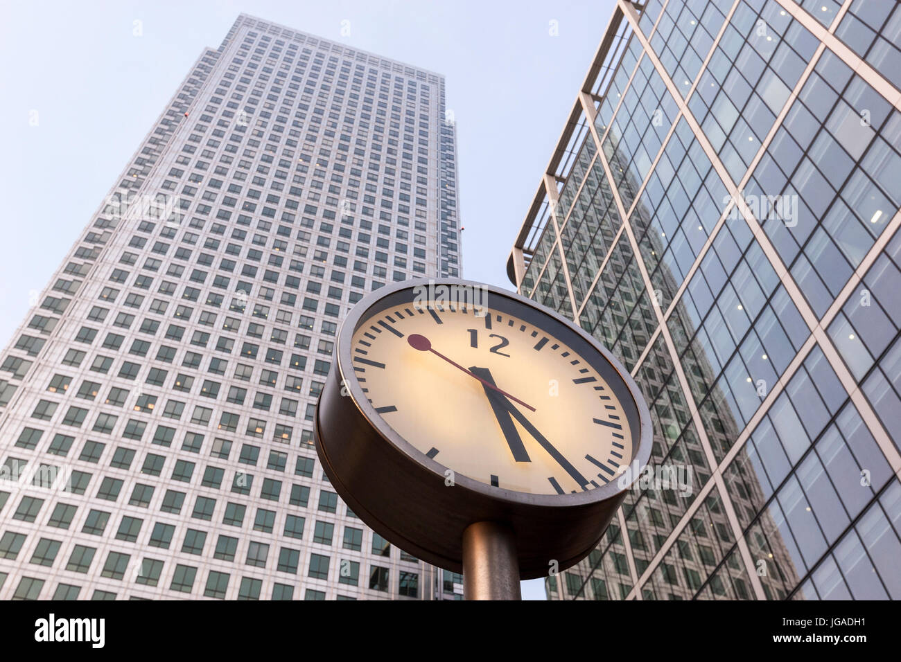 Sechs öffentliche Uhren, One Canada Square, Canary Wharf, Geschäftsviertel, London, UK Stockfoto