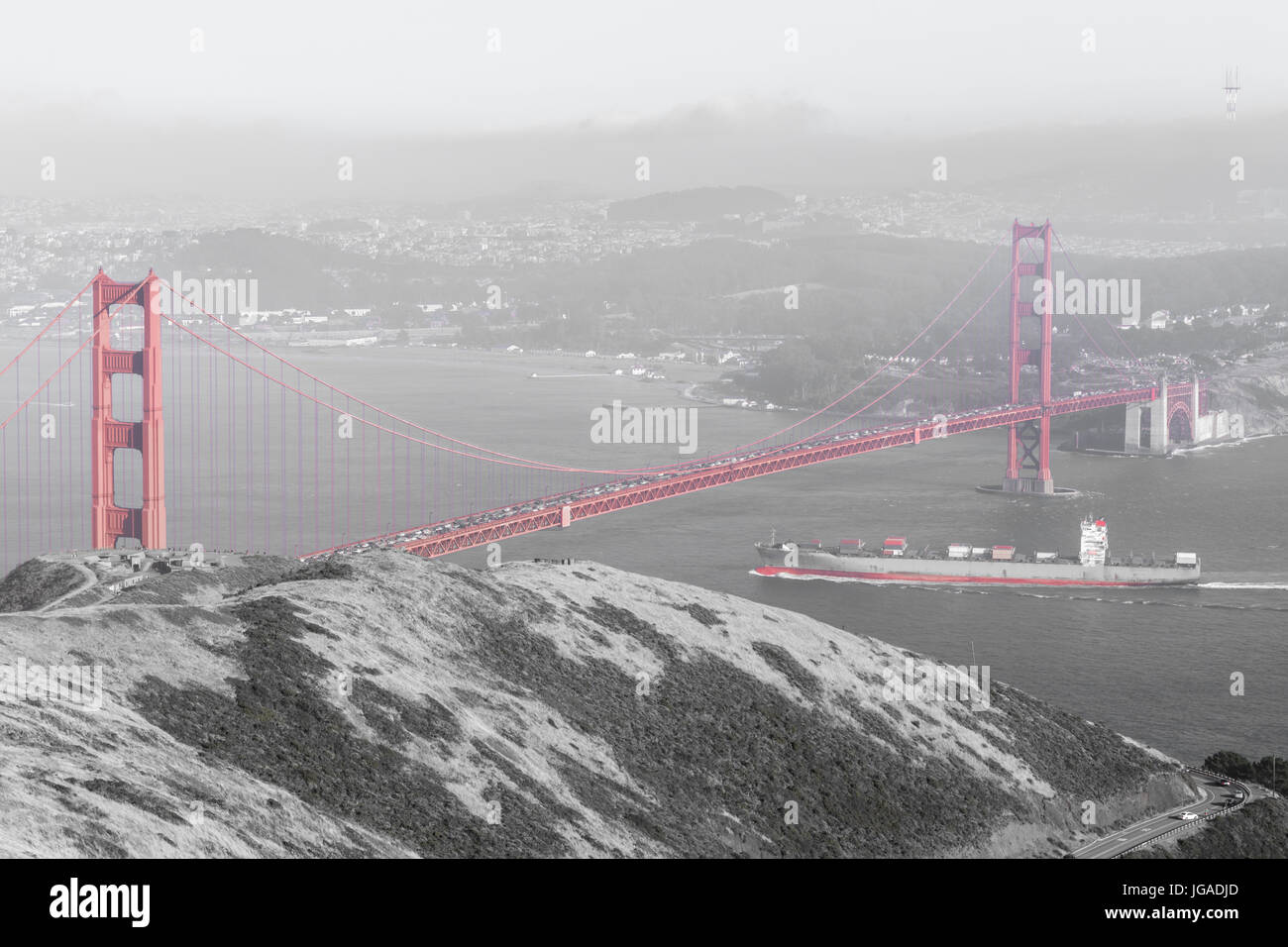 Frachtschiff, überqueren die Golden Gate Bridge. Stockfoto