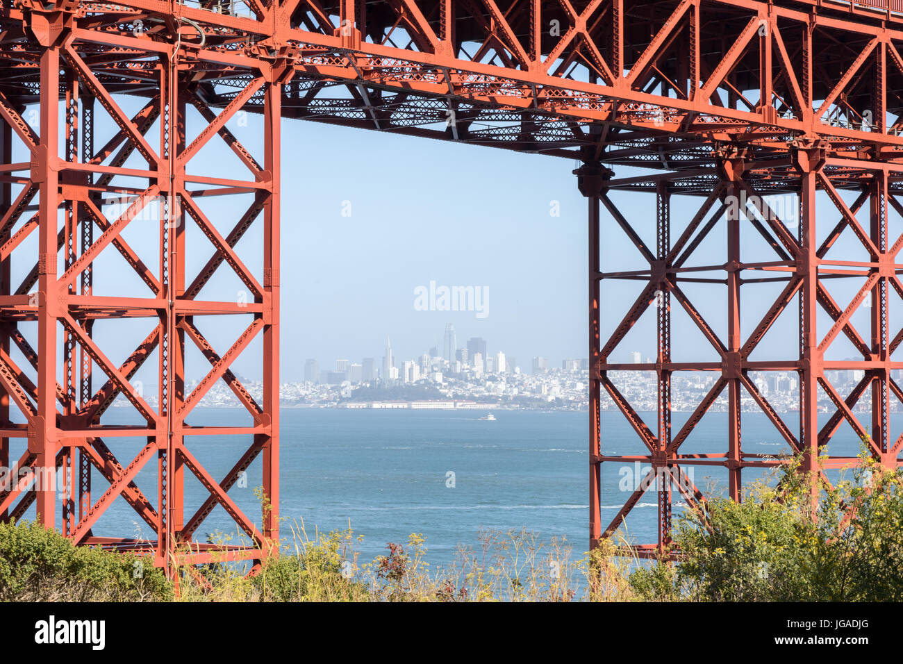 San Francisco Downtown in trübe Sommer, umrahmt von der Golden Gate Bridge. Stockfoto