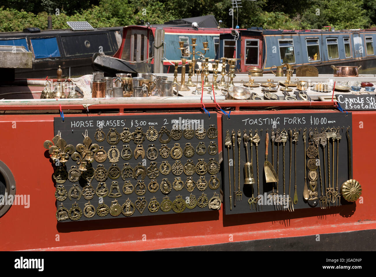 Canalboat auf dem Kennet & Avon Kanal eine Auswahl an Messing Kunsthandwerk verkaufen. Devizes Wiltshire England UK Stockfoto