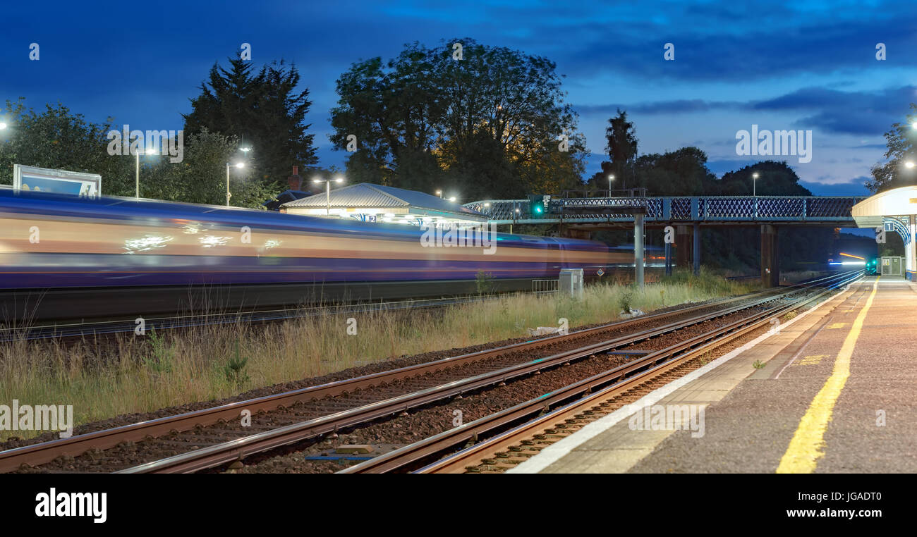 Züge, die durch eine station Stockfoto