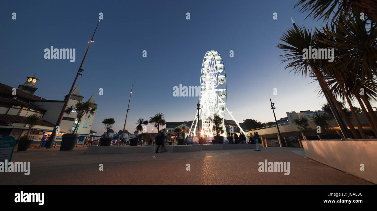 Bournemouth direkt am Meer in der Nacht an einem lauen Sommerabend Stockfoto