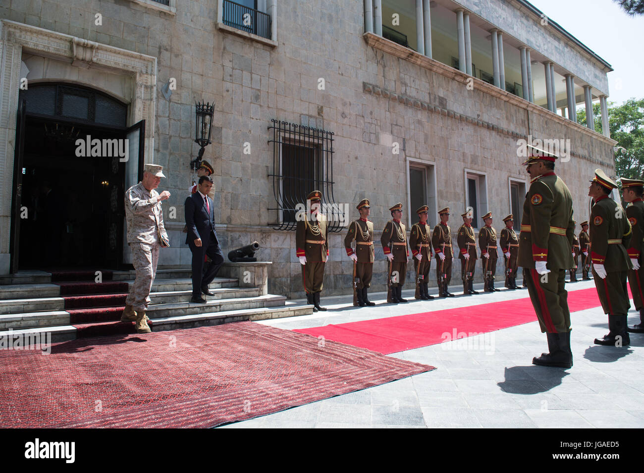 US Marine Corps General Joseph F. Dunford, Jr., Vorsitzender der Joint Chiefs Of Staff, fährt den Präsidentenpalast nach Treffen mit dem afghanischen Präsidenten Ashraf Ghani, 28. Juni 2017. Gen Dunford reiste durch das Land treffen mit USA, die Koalition und die afghanische Führer. (DoD Photo by US Armee Sgt. James K. McCann) Stockfoto