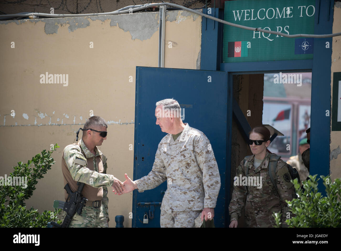 US Marine Corps General Joseph F. Dunford, Jr., Vorsitzender der Joint Chiefs Of Staff, reist nach Kandahar Flugplatz, 28. Juni 2017 entschlossene Unterstützung durch die NATO-Hauptquartier in Kabul, Afghanistan. Gen Dunford reiste durch das Land treffen mit USA, die Koalition und die afghanische Führer. (DoD Photo by US Armee Sgt. James K. McCann) Stockfoto