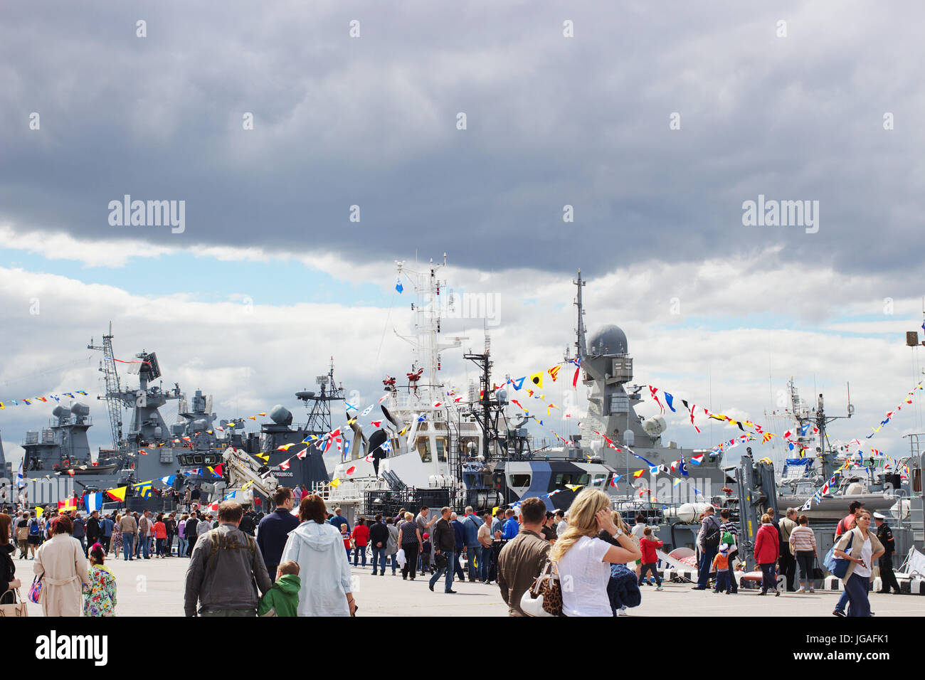 IMDS-2017. Internationale Maritime Defense Show. Kriegsschiffe zu überprüfen in St.Petersburg, Russland, 2. Juli 2017 Stockfoto
