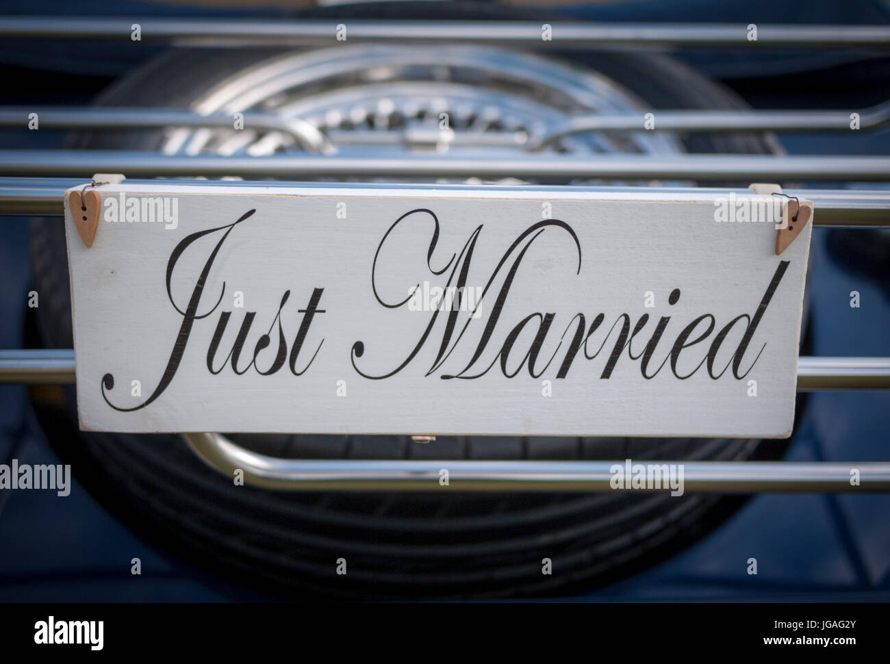 Just Married Zeichen hängen auf der Rückseite eines Oldtimers Stockfoto