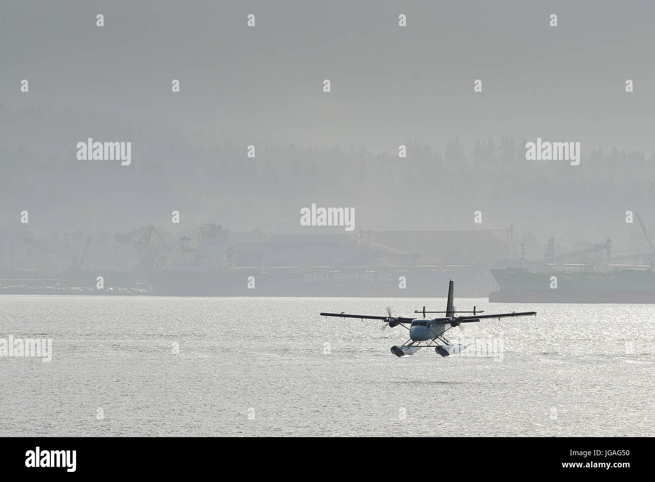 Harbour Air Wasserflugzeuge Twin Otter Wasserflugzeug Landung In Vancouver Harbour, British Columbia, Kanada. Stockfoto