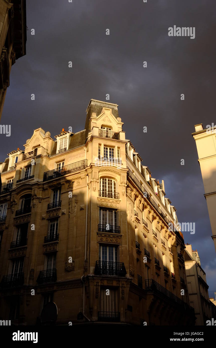 Französische Ferienwohnungen in Montmartre bei Sonnenuntergang mit den dunklen Wolken droht ein Gewitter und Regen Stockfoto