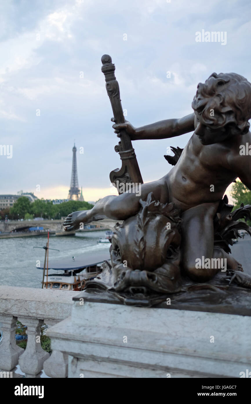 Der Pont Alexandre III in Paris mit dem Eiffelturm im Hintergrund Stockfoto