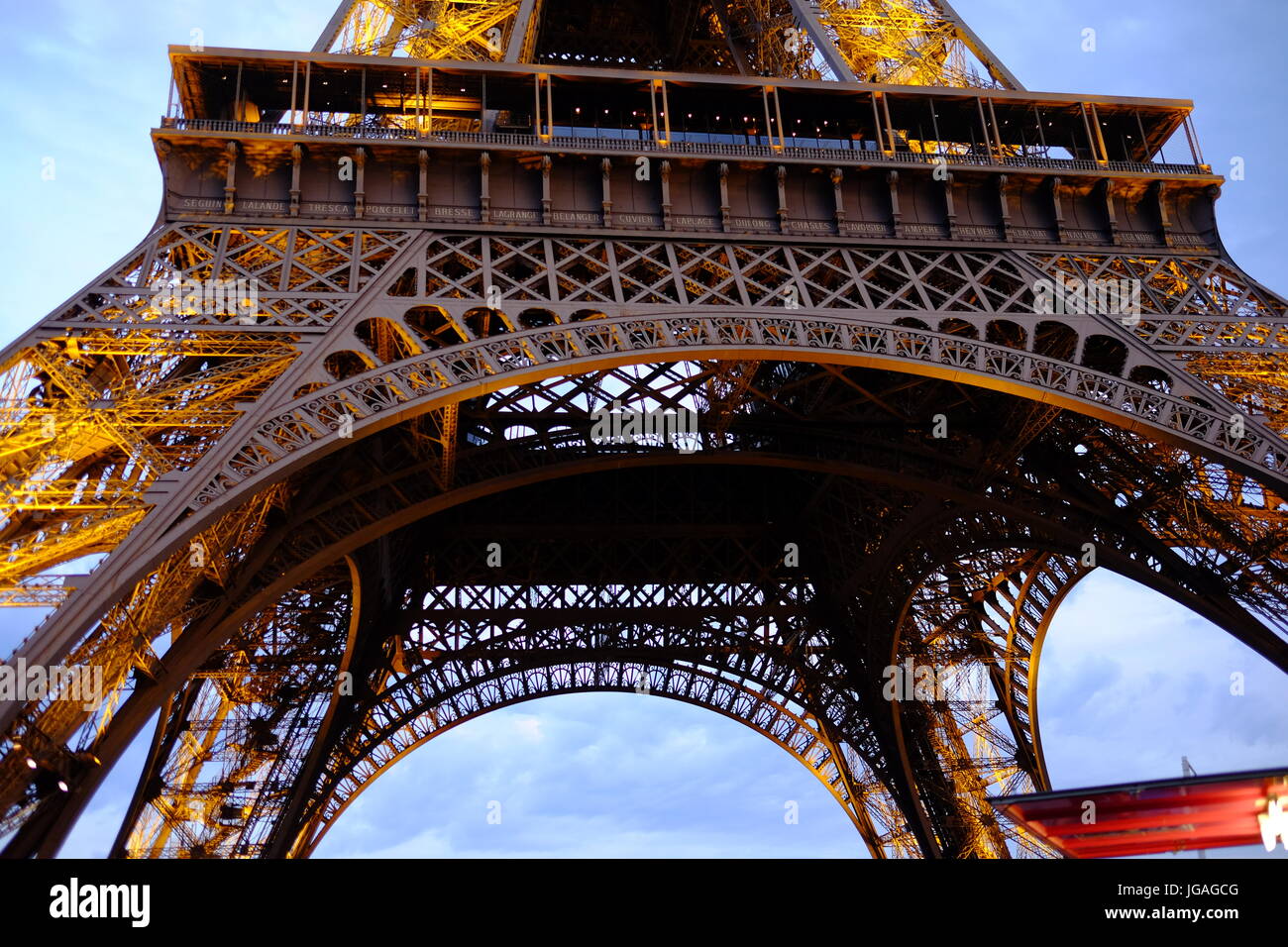 Der Eiffelturm Paris in der Nacht fallen, genauso wie die Lichter angehen Stockfoto