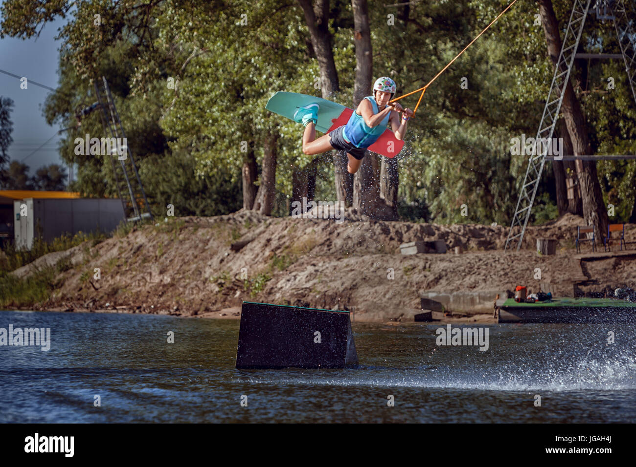 Frau Extremsport auf einem Wakeboard zu springen. Stockfoto