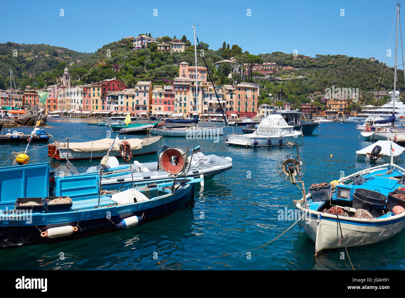 Portofino typisch schönen Dorf mit bunten Häuser in Italien, Angelboote/Fischerboote und ligurischen Meeresküste Stockfoto