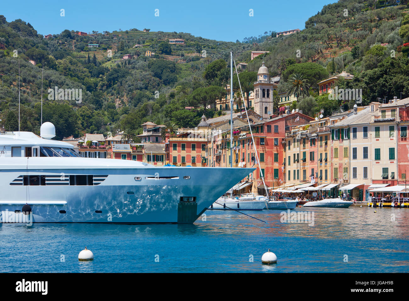 Portofino typisch schönen Dorf mit bunten Häusern und Luxus-yacht Stockfoto