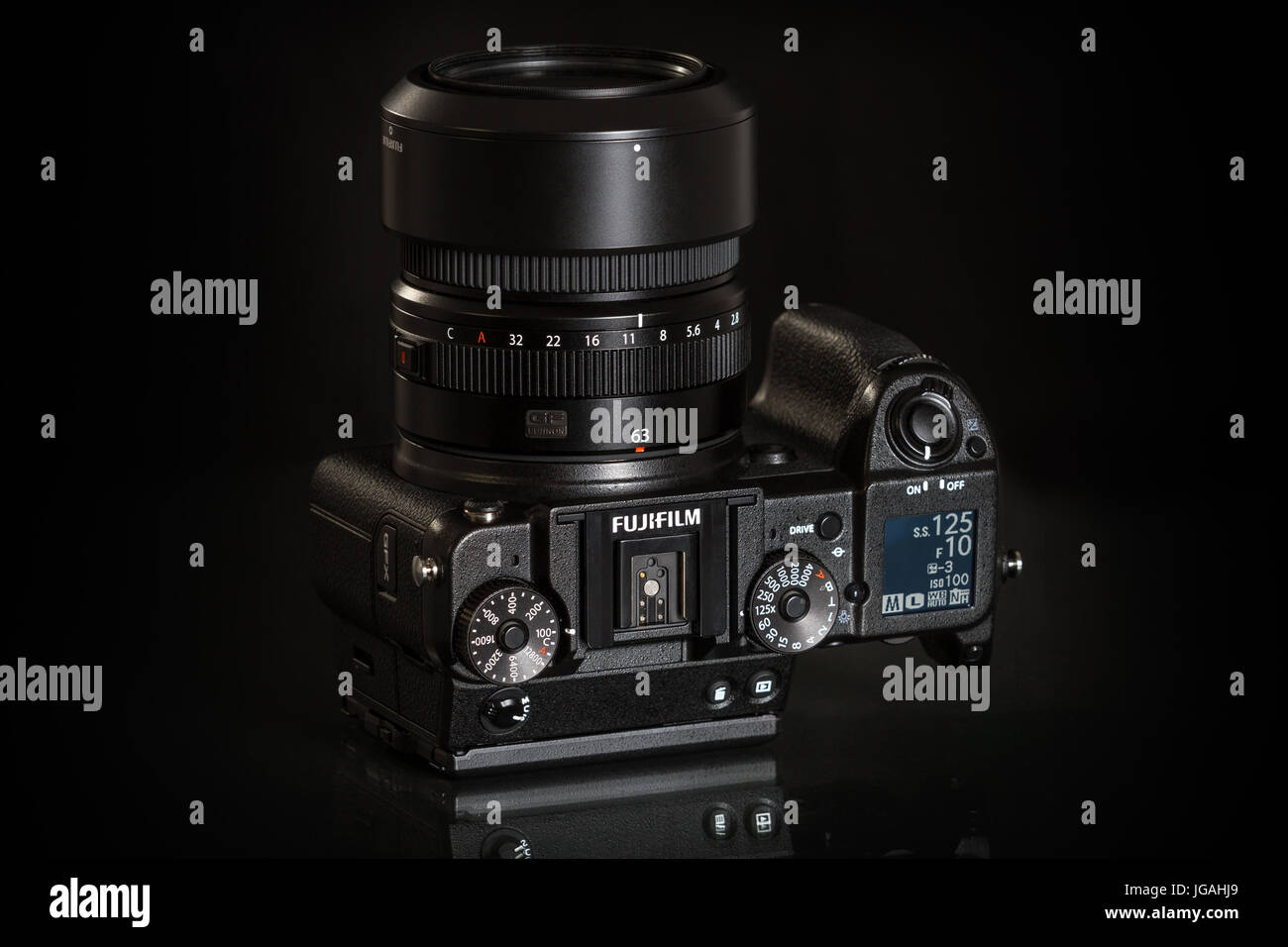 Fujifilm GFX 50er, 51 Megapixel, Sensor digitale Mittelformatkamera auf schwarzem Hintergrund reflektiert Stockfoto