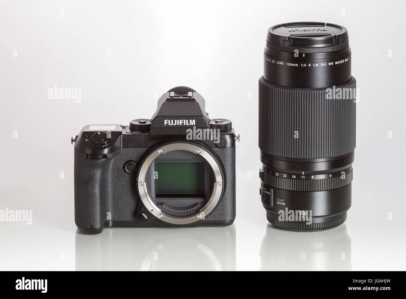 Fujifilm GFX 50er, 51 Megapixel, Sensor digitale Mittelformatkamera auf weißen reflektierenden Hintergrund mit 100 mm G-Mount-Objektiv Stockfoto