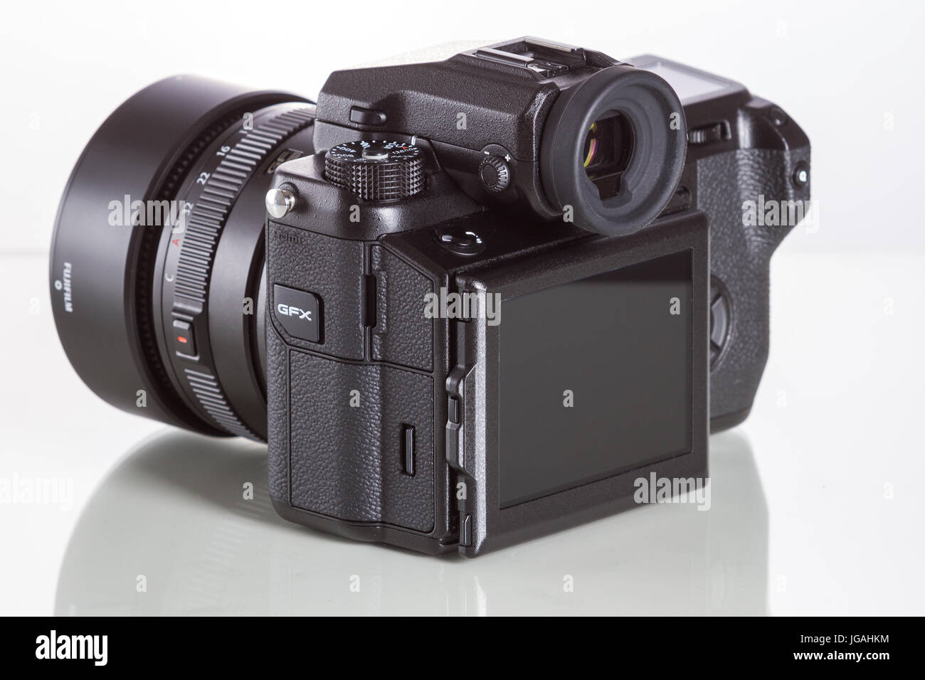 Fujifilm GFX 50er, 51 Megapixel, Sensor digitale Mittelformatkamera mit 3.2″ kippen Bildschirm auf weißem Hintergrund reflektiert Stockfoto