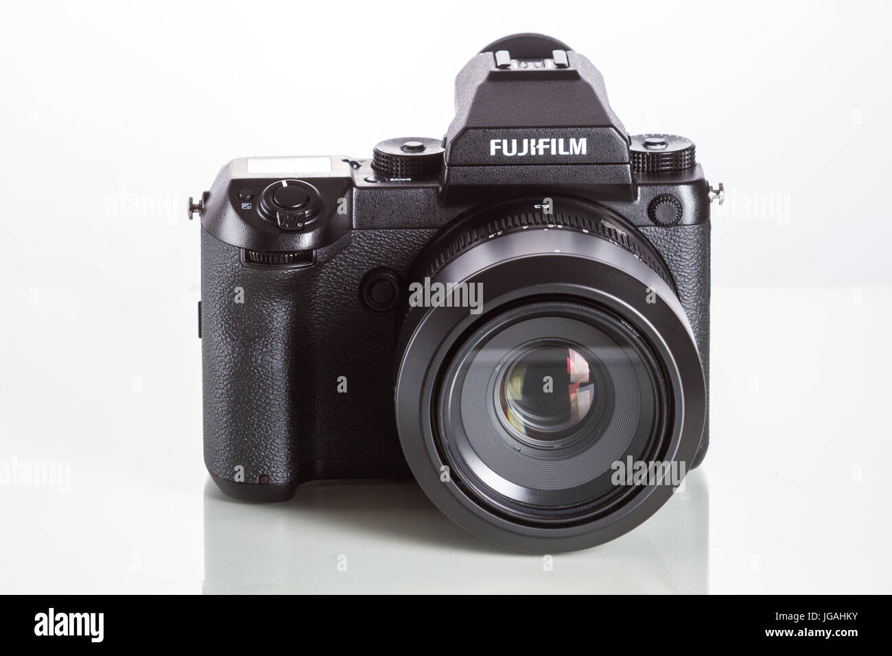 Fujifilm GFX 50er, 51 Megapixel, Sensor digitale Mittelformatkamera mit 63 mm G-Mount-Objektiv auf weißem Hintergrund reflektiert Stockfoto
