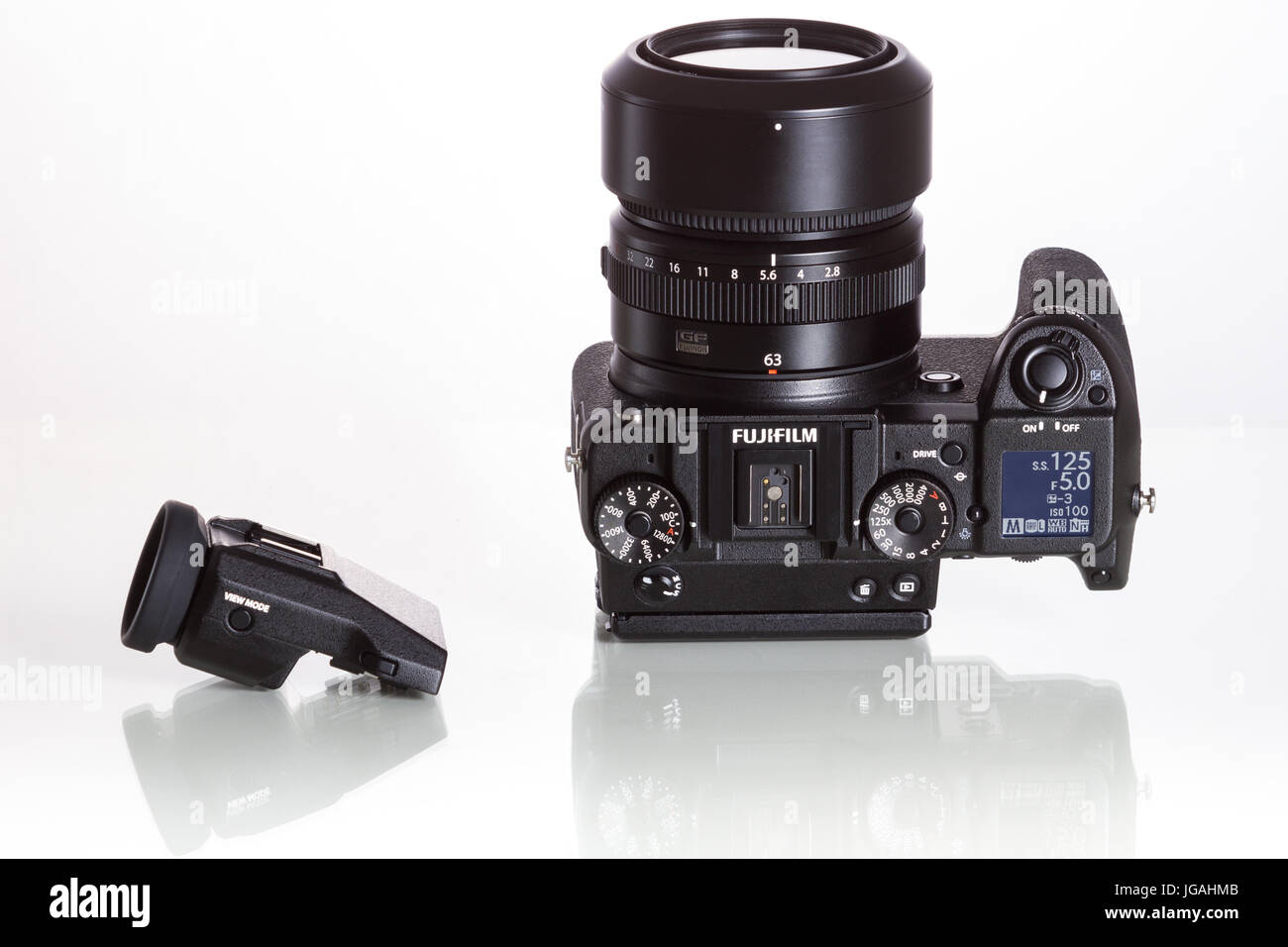 Fujifilm GFX 50er, 51 Megapixel, Sensor digitale Mittelformatkamera mit zusätzlichen elektronischen Sucher 3.69M-Dot OLED EVF auf weißen reflektierenden zurück Stockfoto