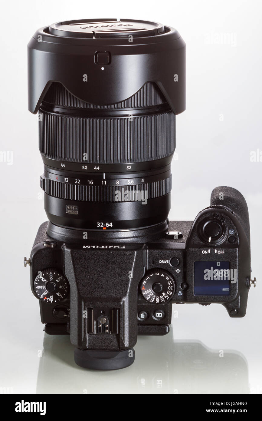 Fujifilm GFX 50er, 51 Megapixel, Sensor digitale Mittelformatkamera mit 32-64 mm G-Mount-Objektiv auf weißem Hintergrund reflektiert Stockfoto