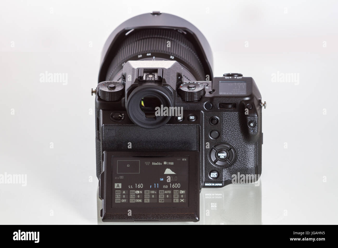 Fujifilm GFX 50er, 51 Megapixel, Sensor digitale Mittelformatkamera mit 3.2″ kippen Bildschirm auf weißem Hintergrund reflektiert Stockfoto