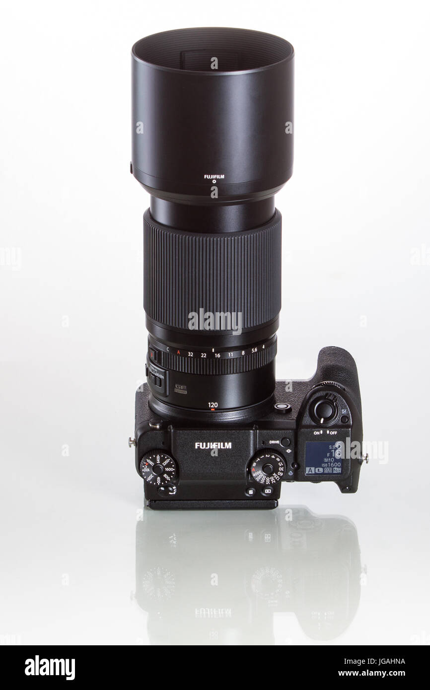 Fujifilm GFX 50er, 51 Megapixel, Sensor digitale Mittelformatkamera auf weißen reflektierenden Hintergrund mit 100 mm G-Mount-Objektiv Stockfoto
