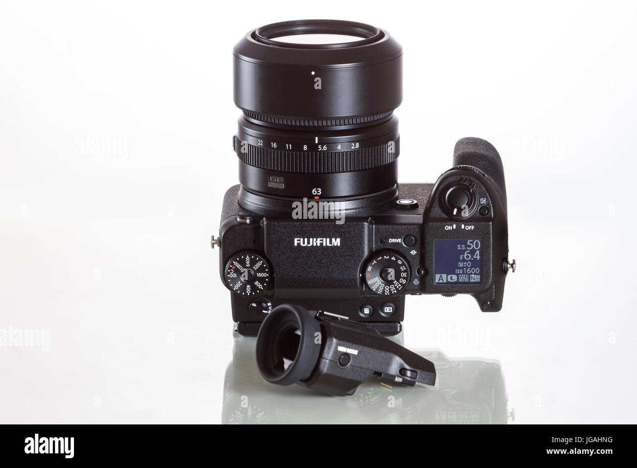 Fujifilm GFX 50er, 51 Megapixel, Sensor digitale Mittelformatkamera mit zusätzlichen elektronischen Sucher 3.69M-Dot OLED EVF auf weißen reflektierenden zurück Stockfoto