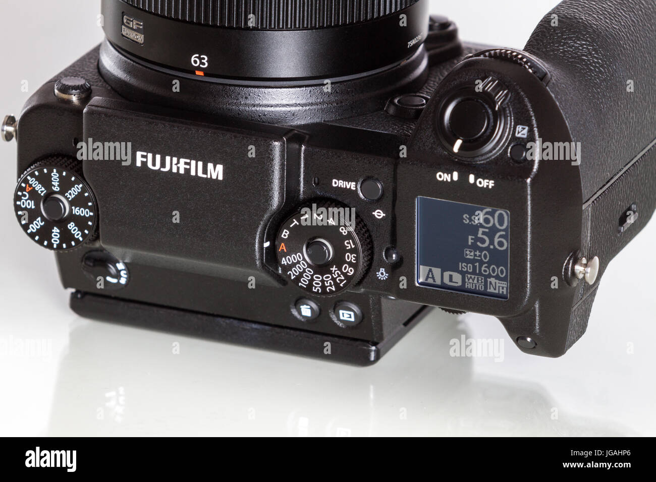 Fujifilm GFX 50er, 51 Megapixel, Sensor digitale Mittelformatkamera auf weißem Hintergrund reflektiert Stockfoto