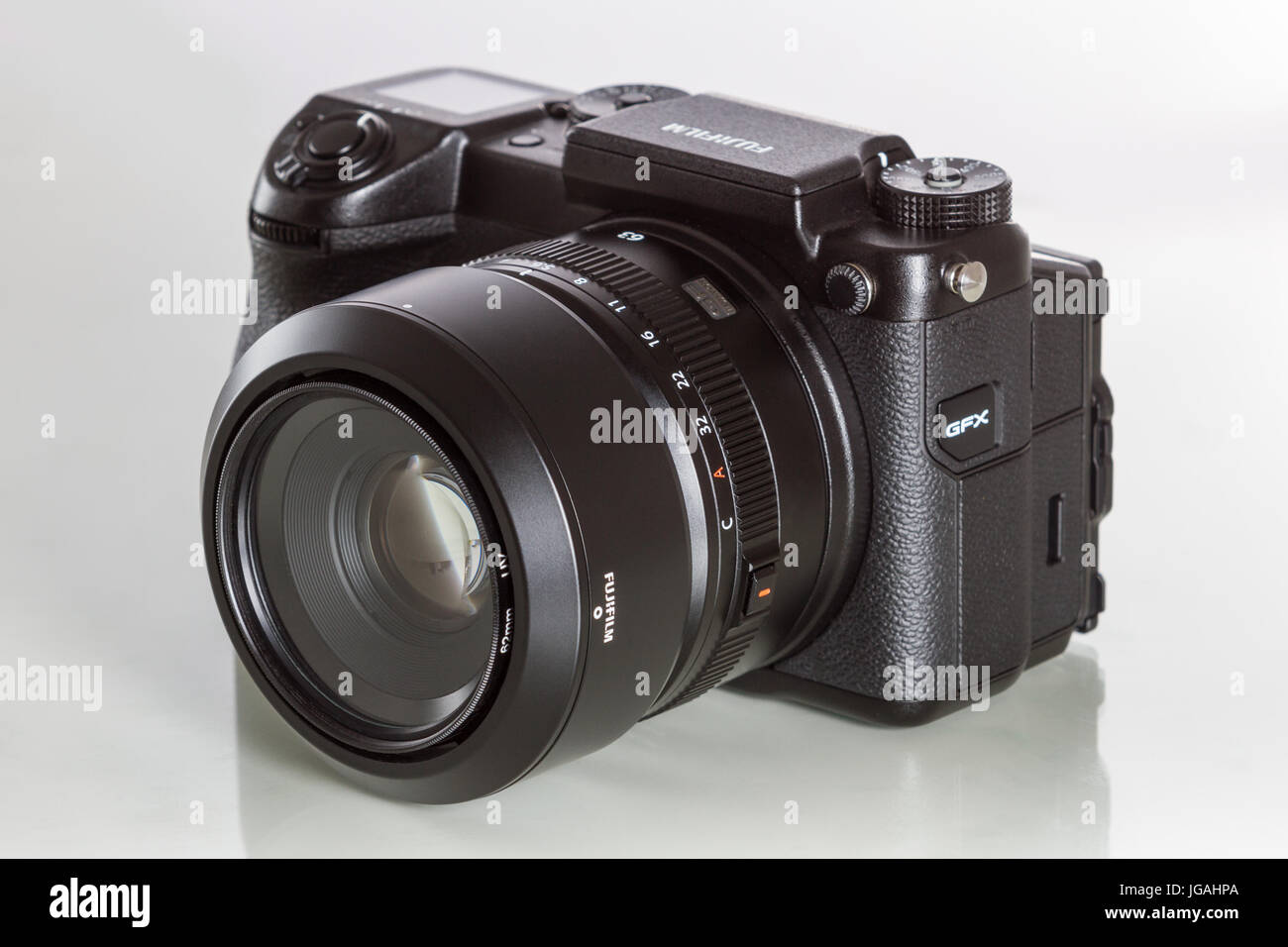 Fujifilm GFX 50er, 51 Megapixel, Sensor digitale Mittelformatkamera mit 63 mm G-Mount-Objektiv auf weißem Hintergrund reflektiert Stockfoto
