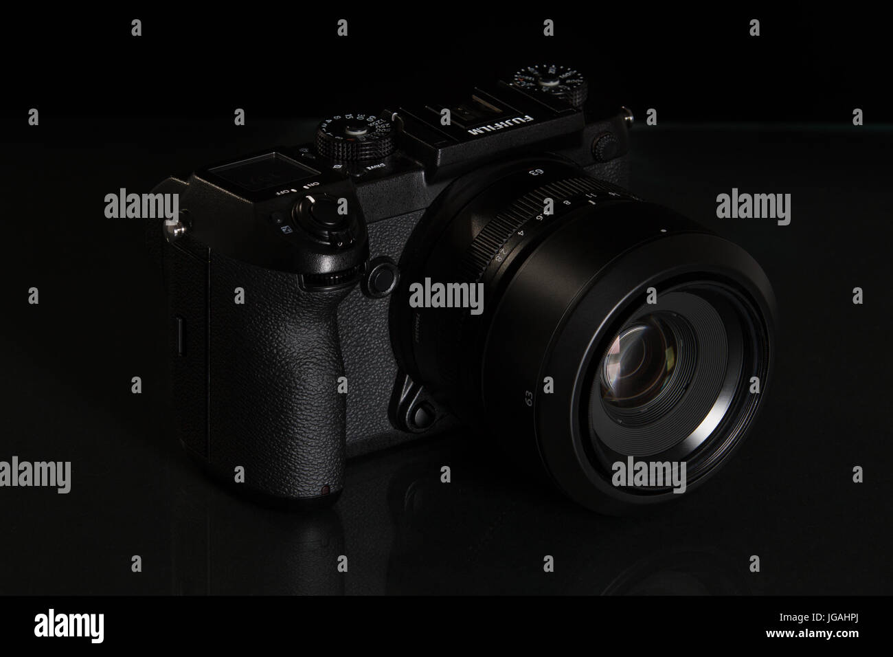 Fujifilm GFX 50er, 51 Megapixel, Sensor digitale Mittelformatkamera auf schwarzem Hintergrund reflektiert Stockfoto