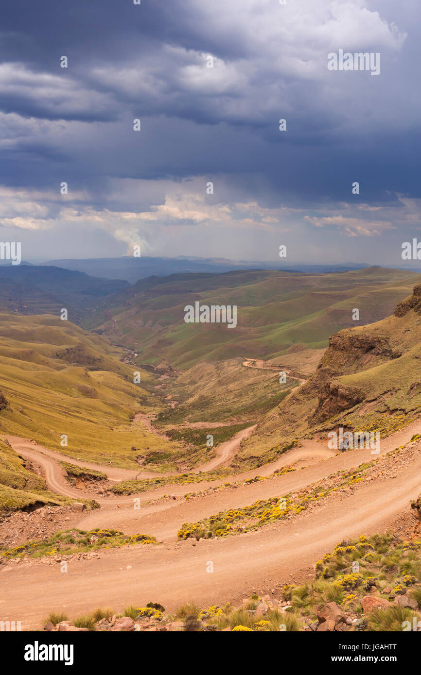 Endlose Haarnadelkurven auf dem Feldweg führt zum Sani Pass an der Grenze zwischen Südafrika und Lesotho. Stockfoto