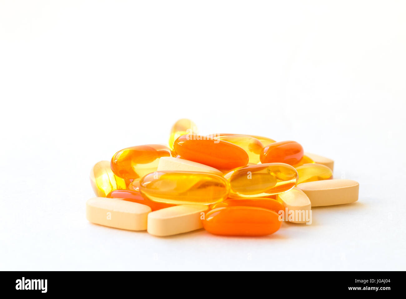 Vitamine und gesunde Ergänzungen auf weißem Hintergrund. Stockfoto