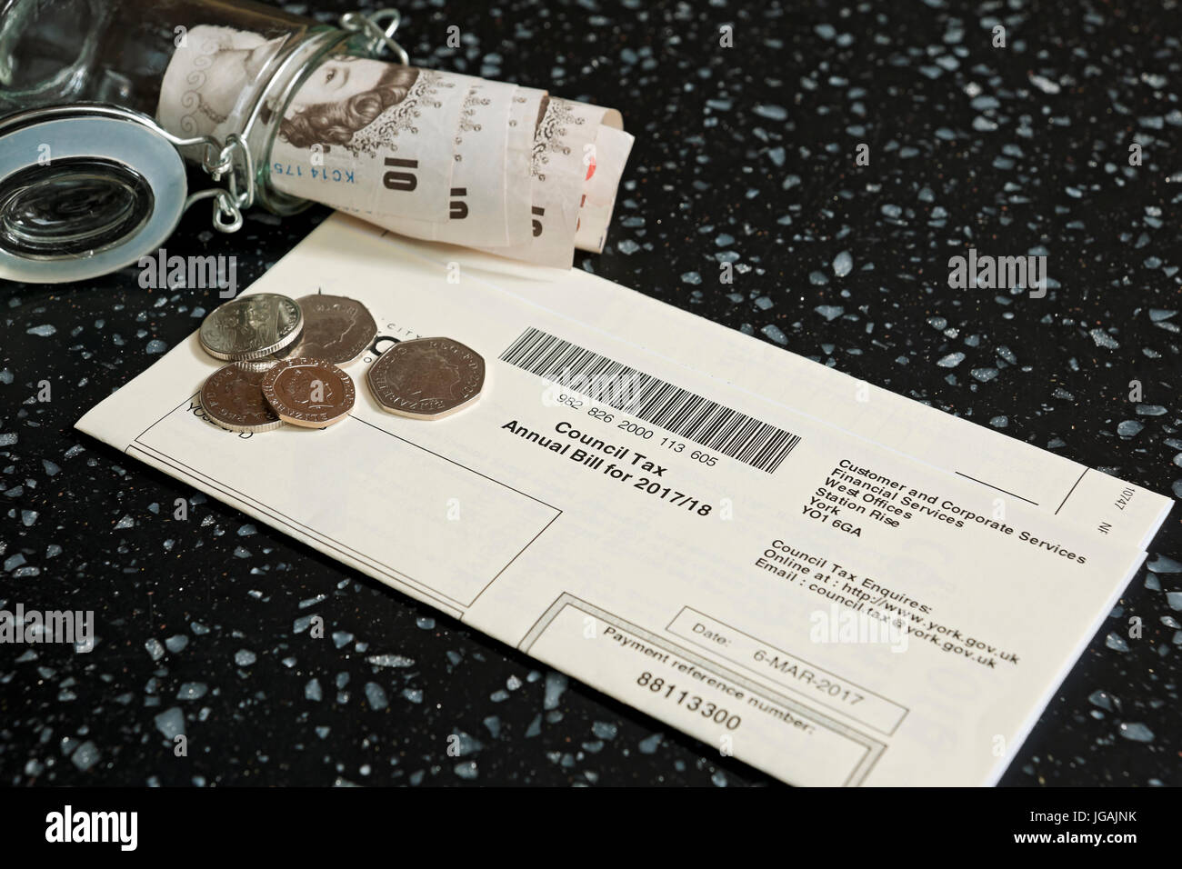 Nahaufnahme der Steuerrechnung des englischen gemeinderates mit Geld für Haushaltsrechnungen England Großbritannien Großbritannien Großbritannien Großbritannien Großbritannien Großbritannien Großbritannien Großbritannien Großbritannien Großbritannien Großbritannien Großbritannien Großbritannien Großbritannien Großbritannien Großbritannien Stockfoto