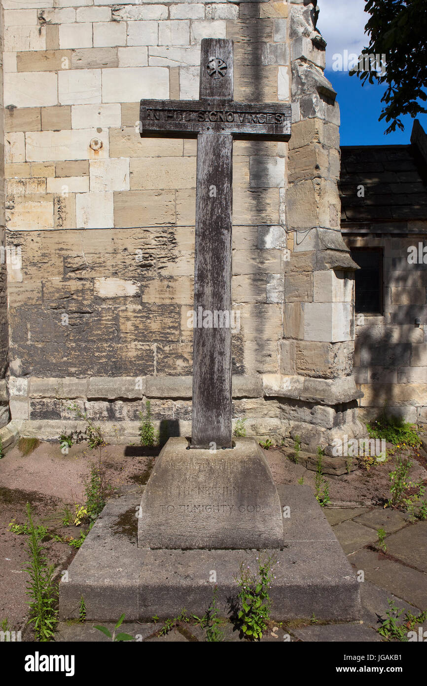 Das Holzkreuz auf dem Kirchhof von St. Cuthberts Kirche in der historischen Stadt York, im Gedenken an die Gefallenen des Krieges 1914-1918 Stockfoto
