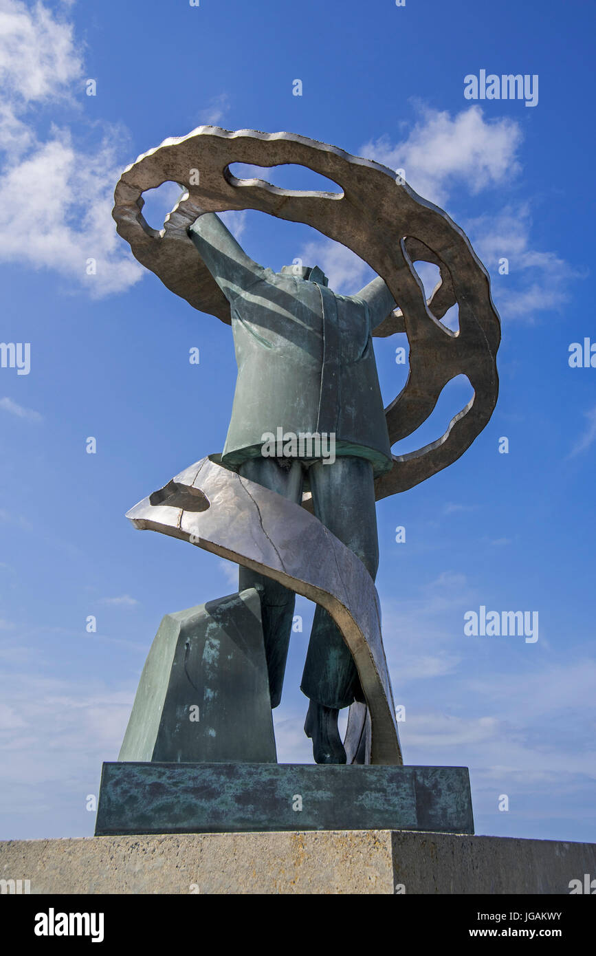 Skulptur Aux Péris de Mer gewidmet verlorene Seefahrer und Fischer auf See im Hafen von Port-En-Bessin-Huppain, Calvados, Normandie, Frankreich Stockfoto