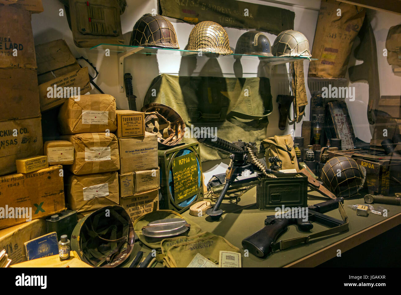 Waffen der US-Armee und erste-Hilfe-Verbände am zweiten Weltkrieg Gedenkmuseum an Quinéville, Manche, Normandie, Frankreich Stockfoto