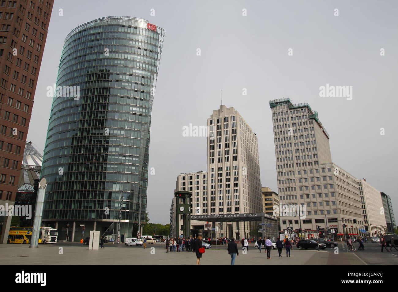 BERLIN, Deutschland - 16. Mai 2017: Der Potsdamer Platz, einem wichtigen öffentlichen Platz und Verkehrsknotenpunkt im Zentrum von Berlin, mit moderner Architektur Stockfoto