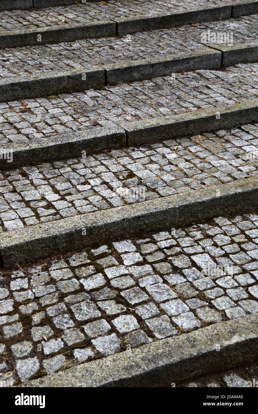 Treppen aus Kopfsteinpflaster und Bordsteine aus Beton, Schritte mit