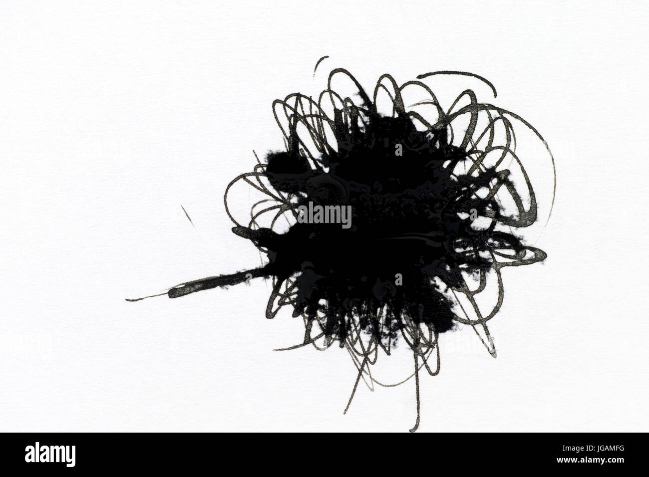 Schwarzer Tinte auf weißem Papier vor Ort. Stockfoto