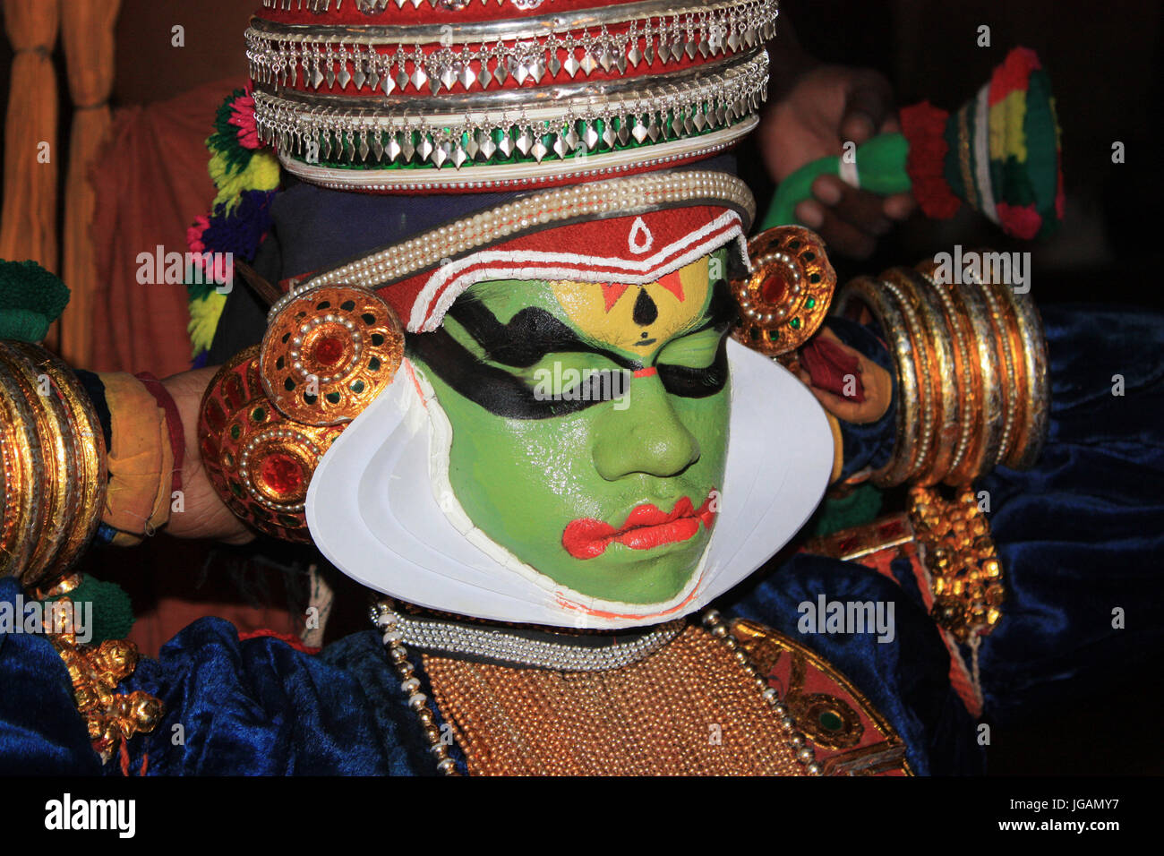 Kathakali Nachwuchskünstler immer seine Make-up gemacht in Kerala Stockfoto