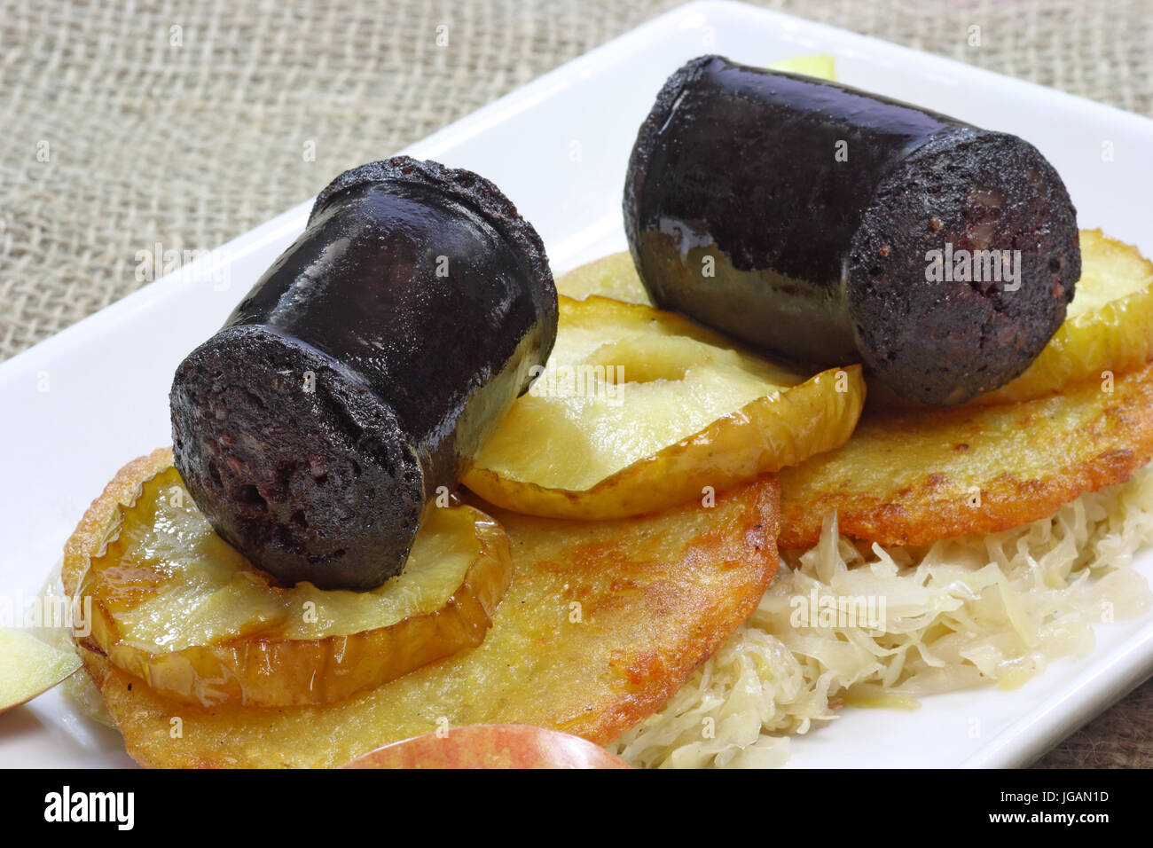 Blutwurst Mit Apple Slice Kartoffelpuffer Und Sauerkraut Traditionelles Deutsches Essen Himmel Und Erde Stockfotografie Alamy