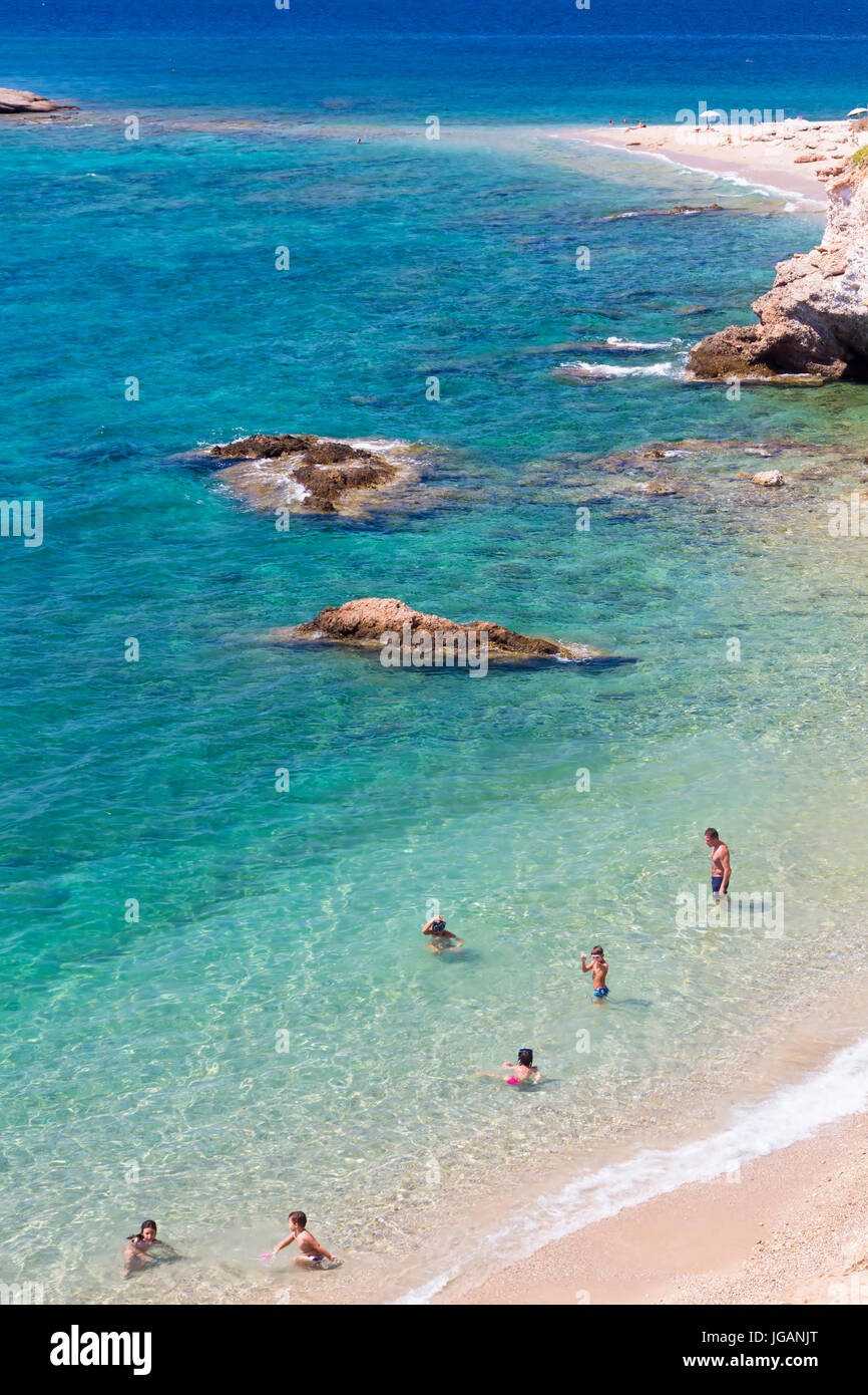 Sandy Beach und Kristall Türkis Farben in einem Ufer in Attika, in der Nähe von Athen, Griechenland. Stockfoto