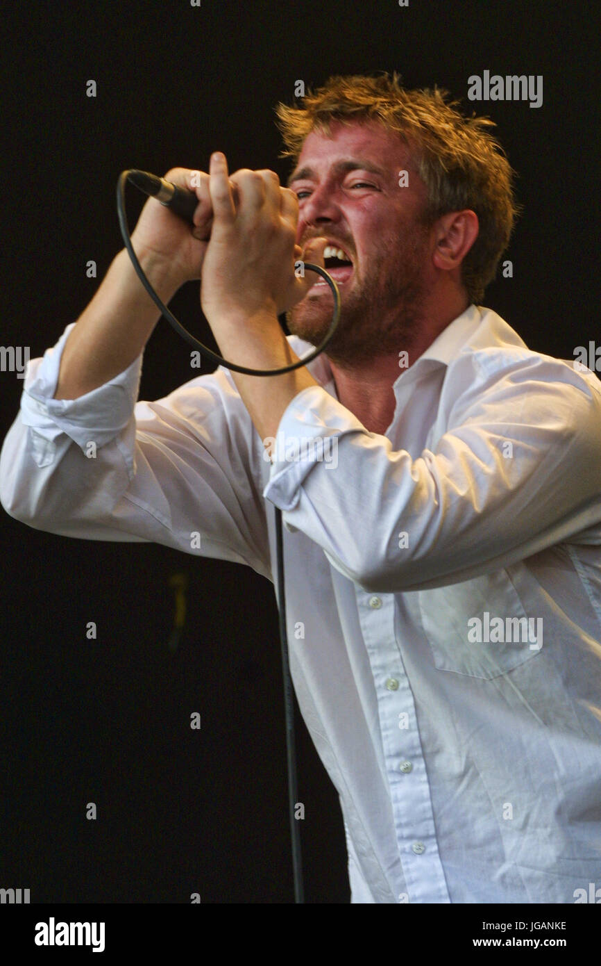 Ellenbogen - Guy Garvey, V2002, Hylands Park, Chelmsford, Essex, Großbritannien, August 2002. Stockfoto