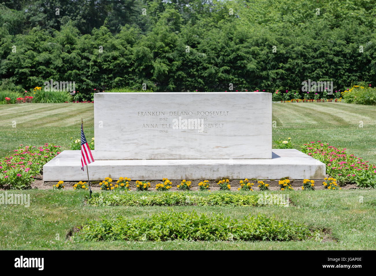 Rosa Petunien in großen Keramiktöpfen in einem Garten Stockfoto