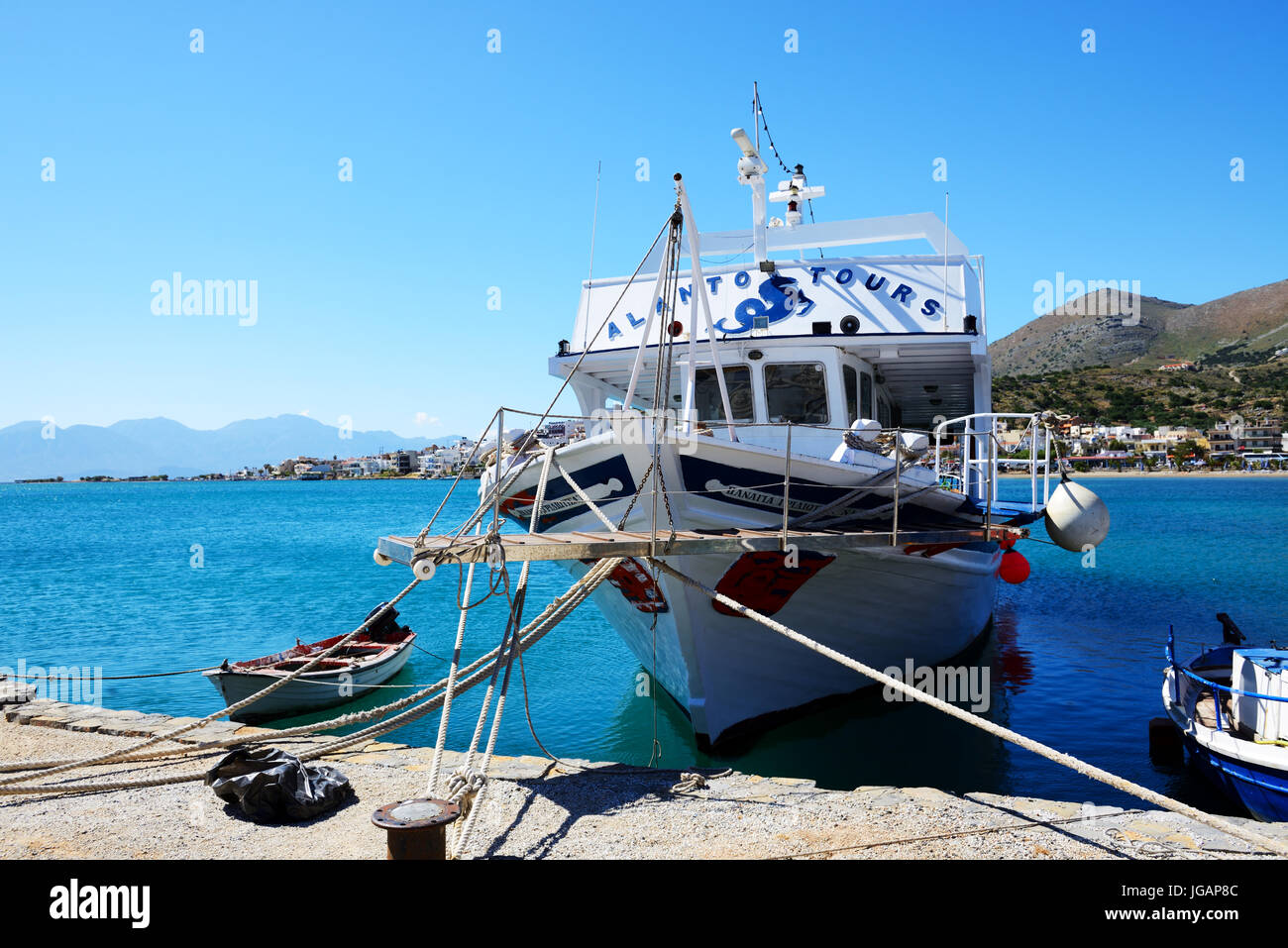 PLAKA, Griechenland - Mai 14: Die Motoryacht Tour nach Spinalonga Insel am 14. Mai 2014 in Plaka, Griechenland. Bis zu 16 Mio. Touristen werden erwartet, um Griechenland zu besuchen Stockfoto