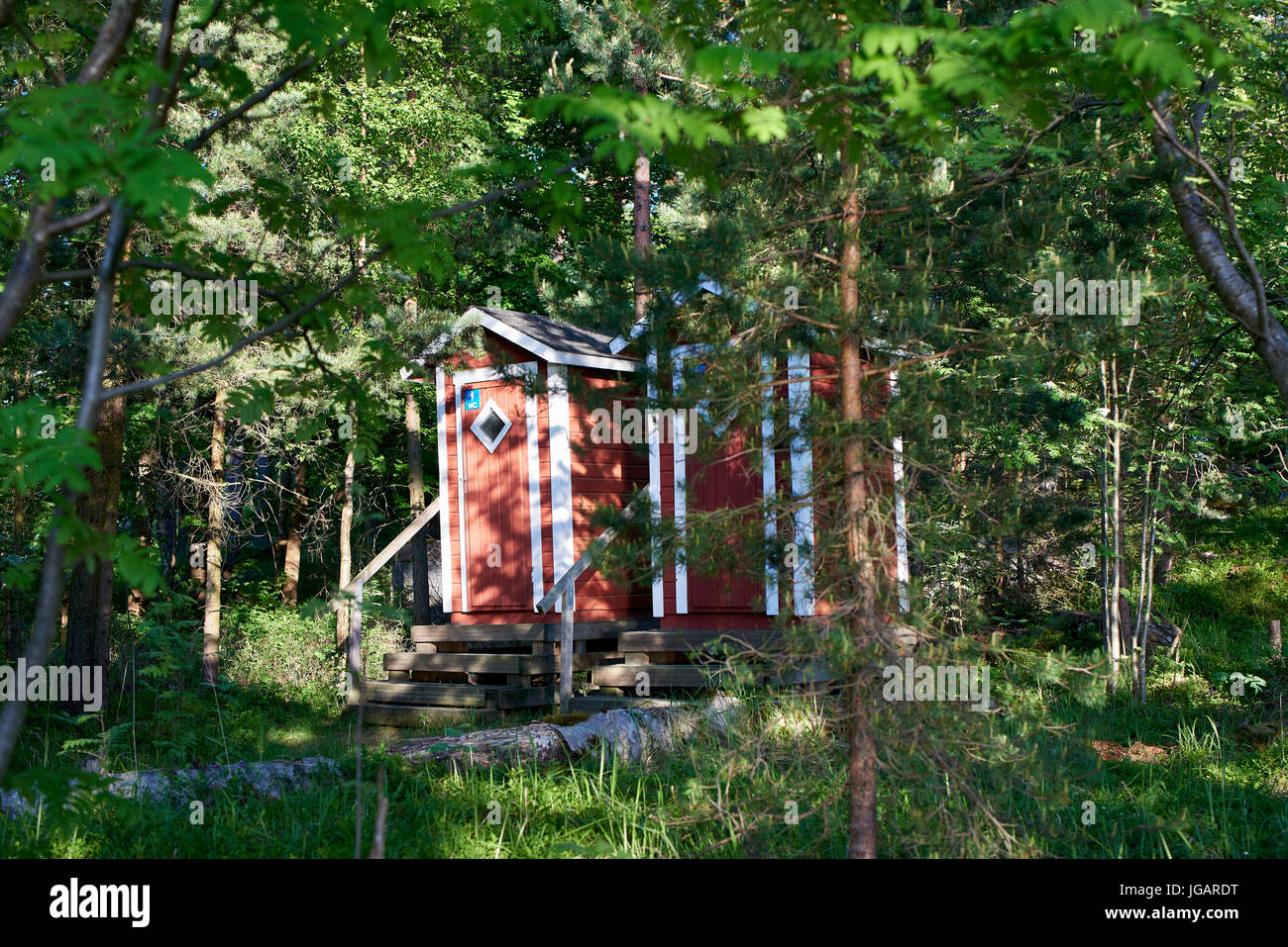 Dekorative Damen und Herren Toiilet-Hütten versteckt im Wald auf Kotiluoto Insel in den Schären von Helsinki Stockfoto